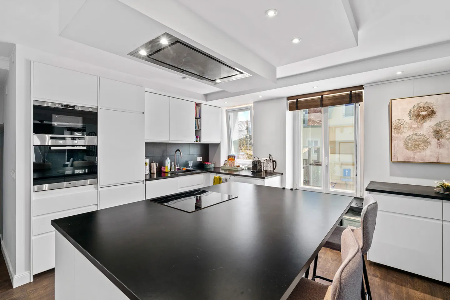 Superb 4.5-room renovated apartment in Begnins - Photo 3 of 13