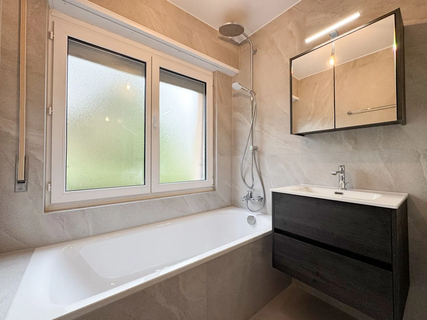 4,5-Zimmer-Wohnung mit Balkon, renoviert und vermietet - Foto 6 von 10