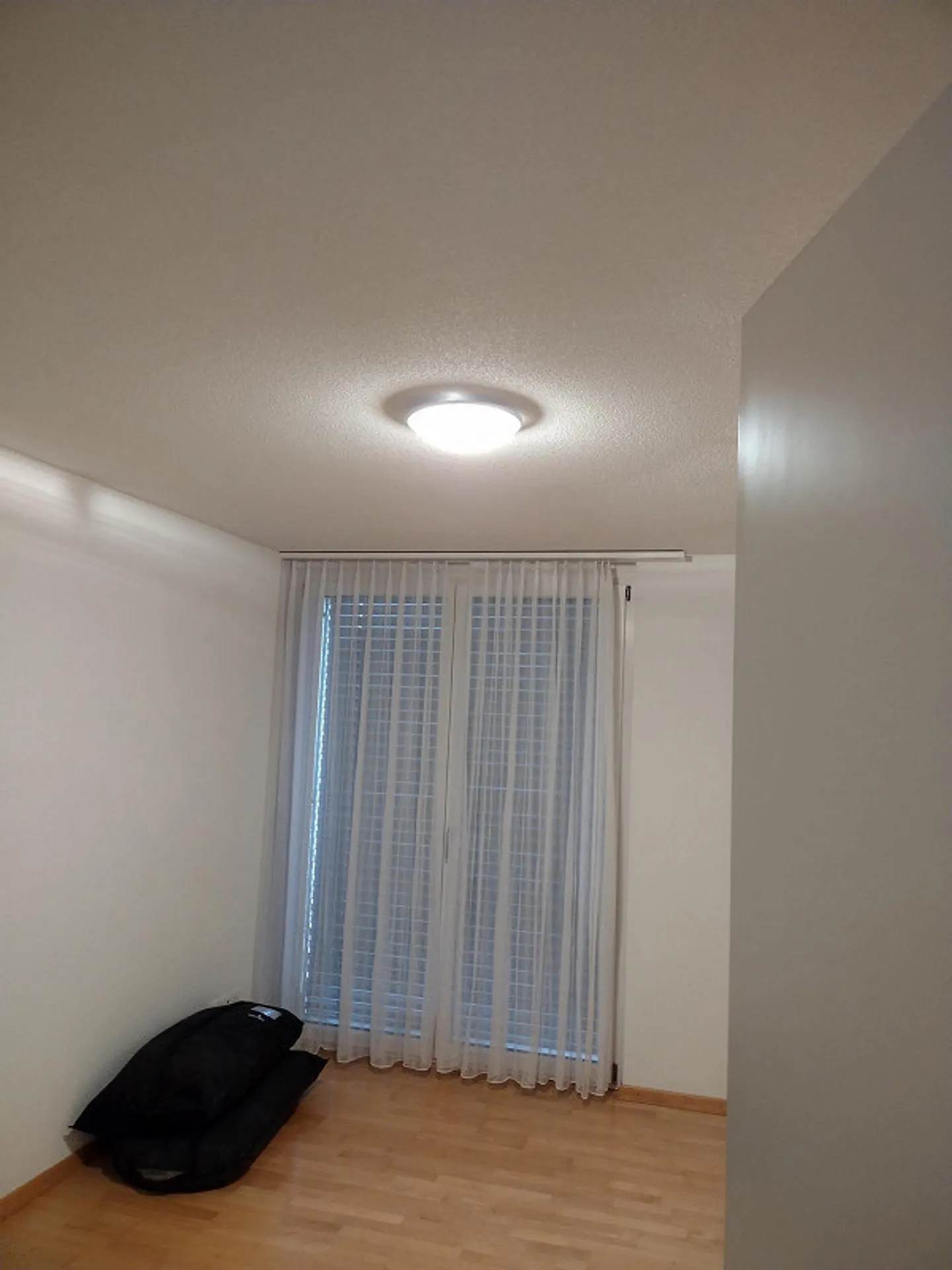 Ampio appartamento di 3,5 locali al piano terra, posizione molto centrale vicino al parco del lago - Foto 11 di 16