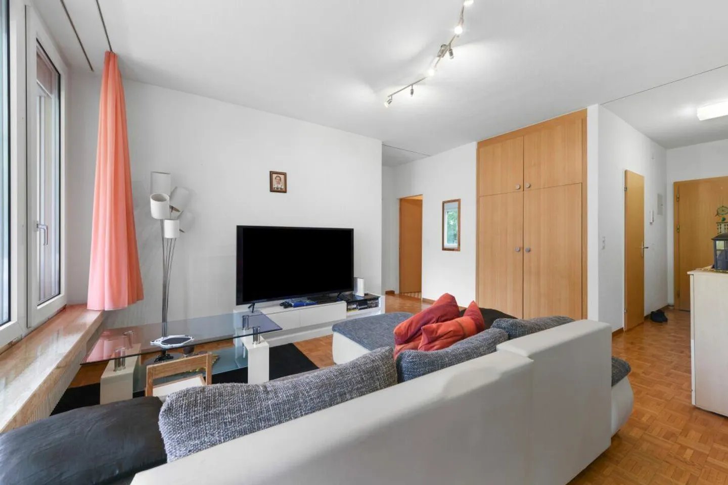 Appartamento 3.5 locali con balcone – pronto per il tuo nuovo capitolo - Foto 2 di 15