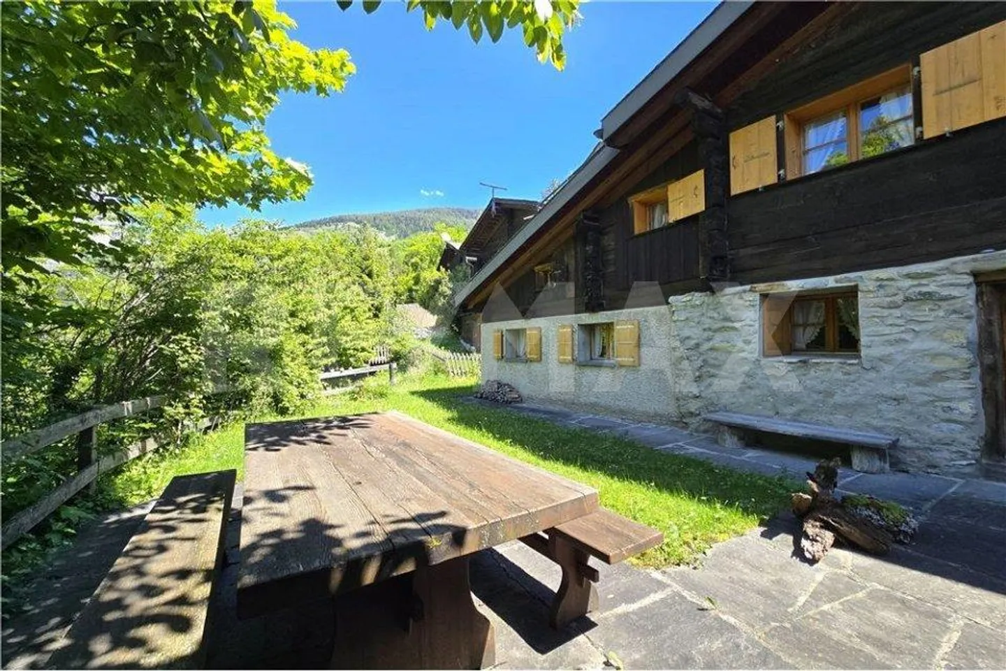 Traditionelles Walliser-Chalet mit Charme im Grünen versteckt - Photo 13 of 13
