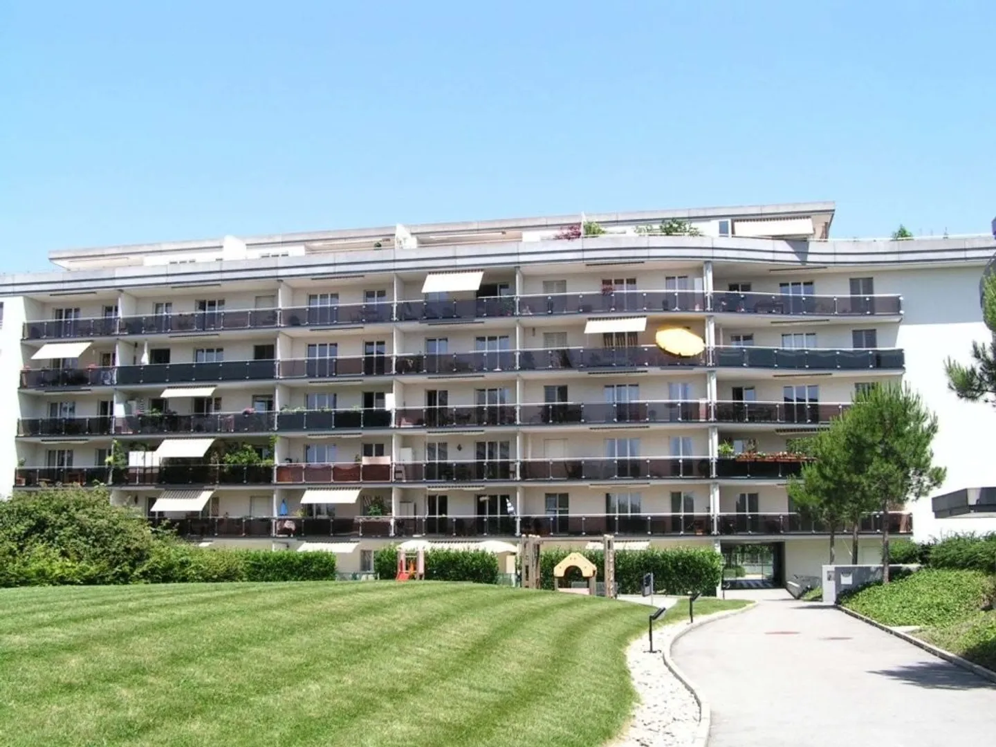 Apartment with 5.5 rooms on the ground floor with terrace in Nyon - Photo 1 of 1
