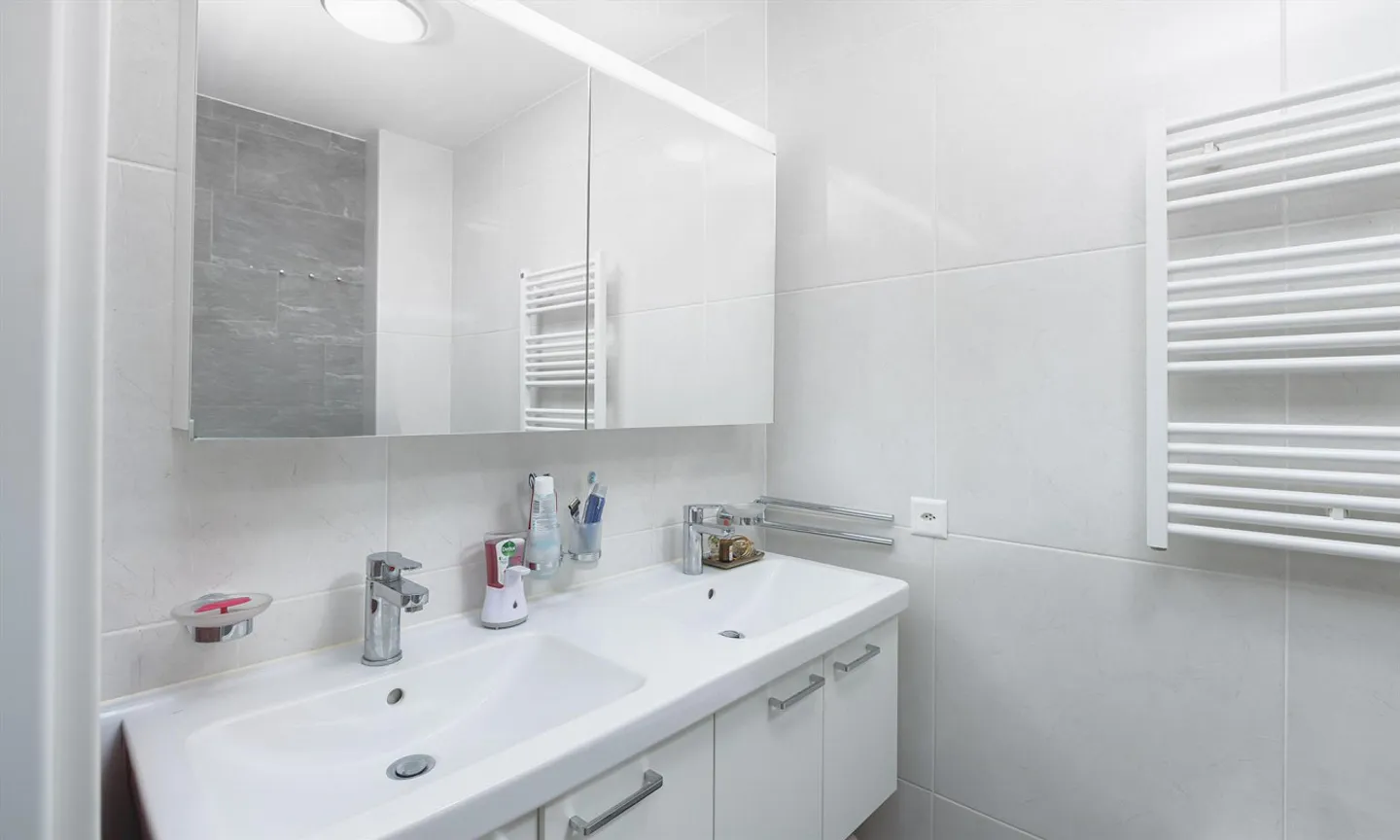 APPARTEMENT ÉLÉGANT DE 4,5 PIÈCES AVEC GRAND JARDIN À LUGANO FIGINO - Photo 5 sur 9