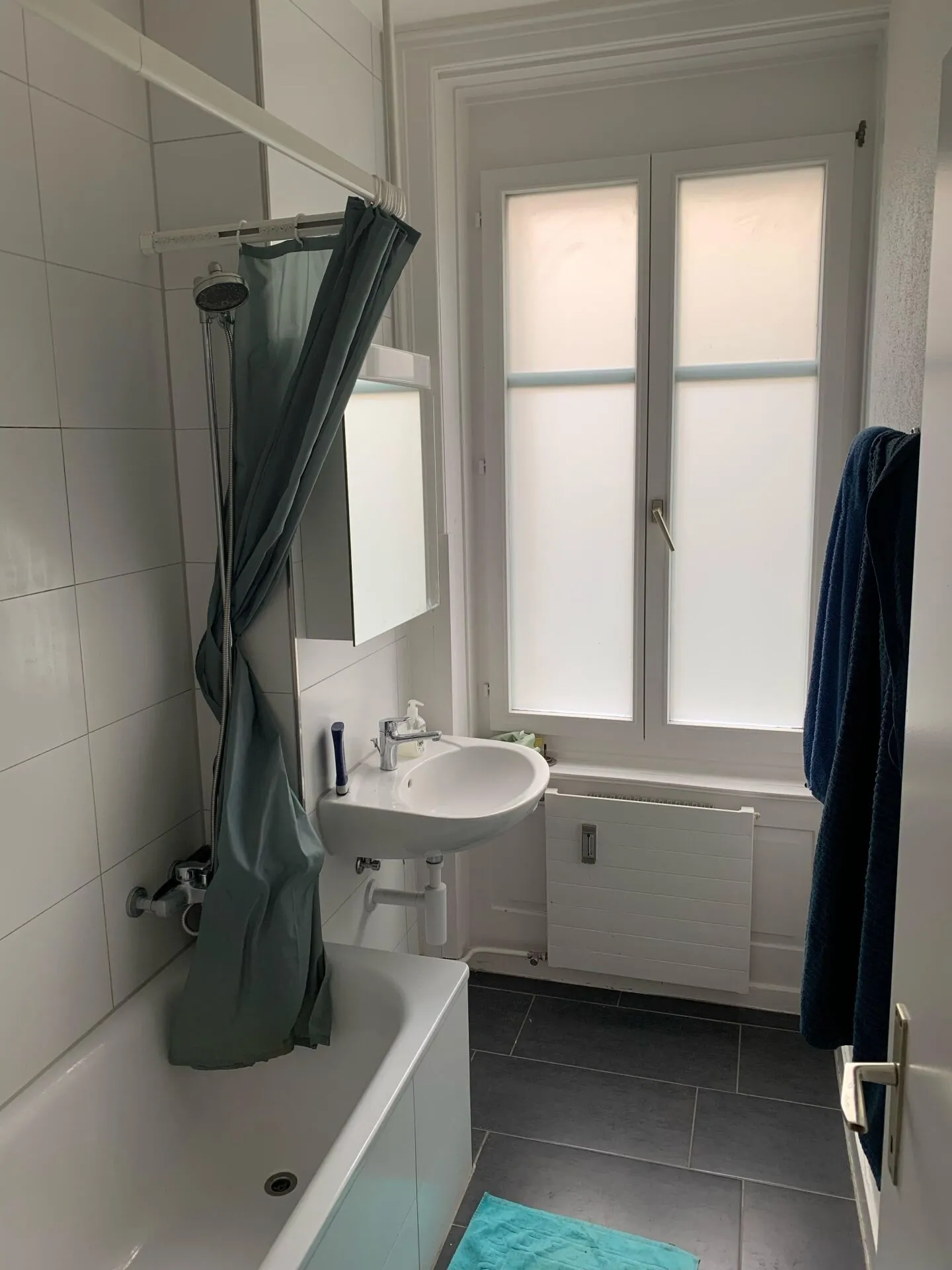 Camera condivisa arredata in appartamento in stile Liberty (2° piano a sinistra stanza 4) - Foto 4 di 5