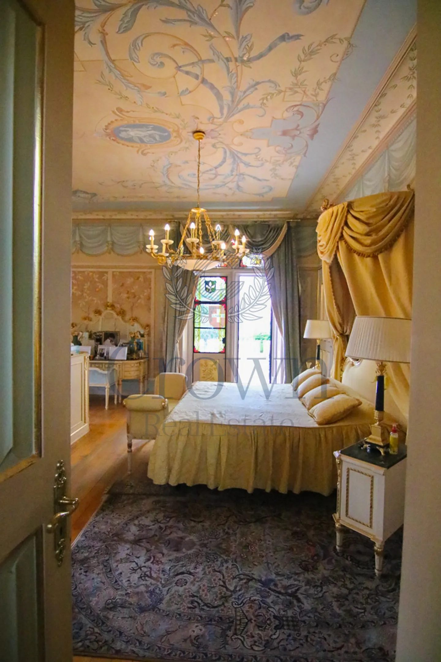 Castle Life at Your Fingertips! - Photo 26 of 37