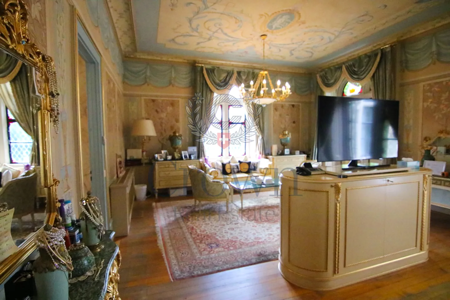 Castle Life at Your Fingertips! - Photo 27 of 37