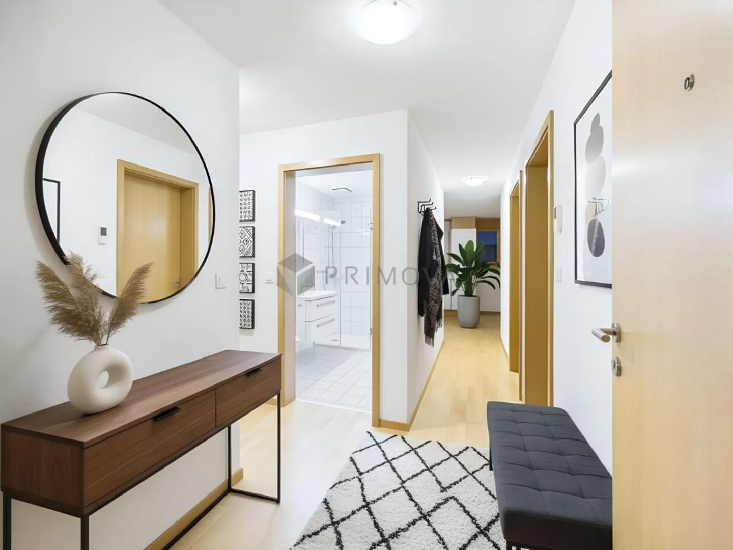 Light-flooded 4.5 room apartment with mountain view and charm - Photo 8 of 10