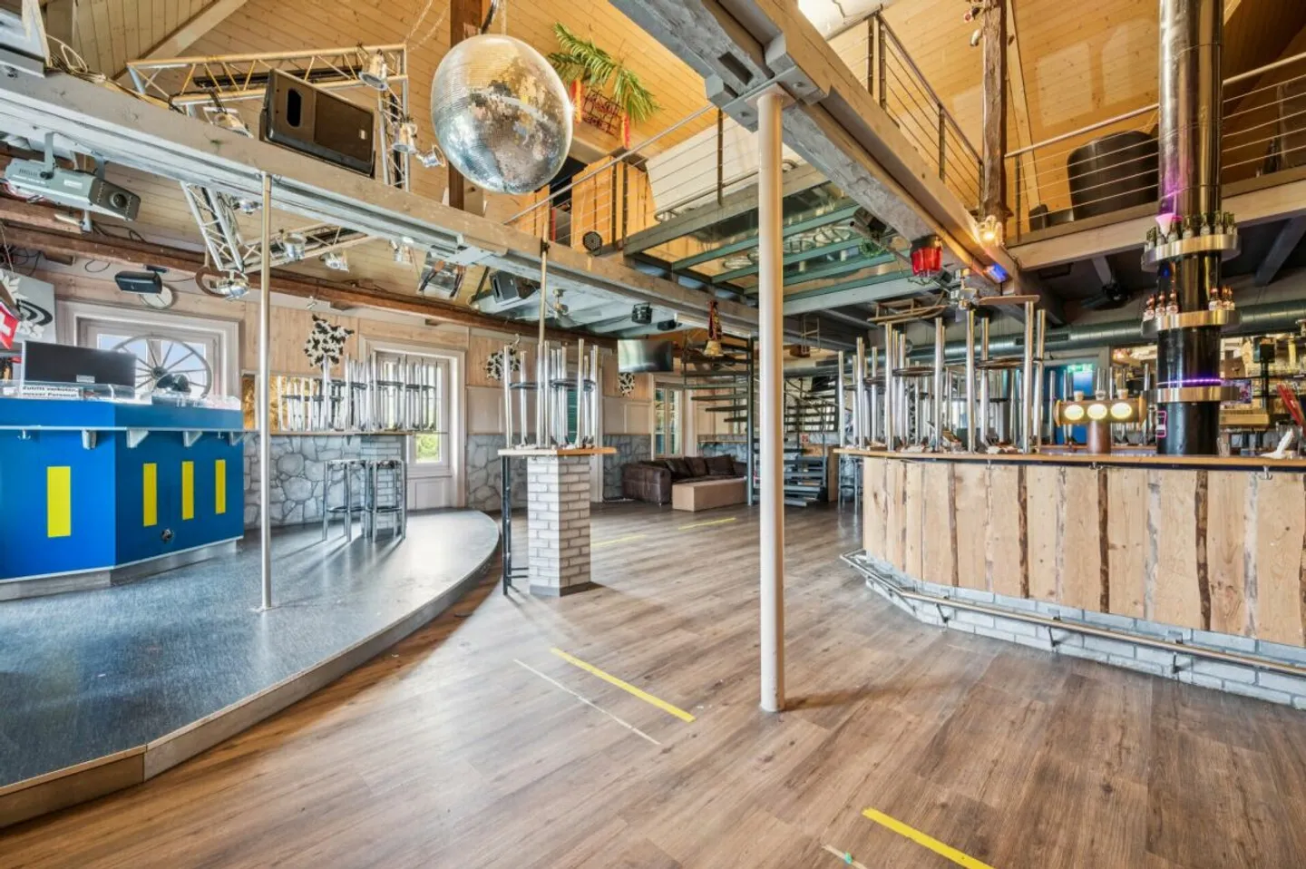 Hotel for sale - Photo 2 of 13