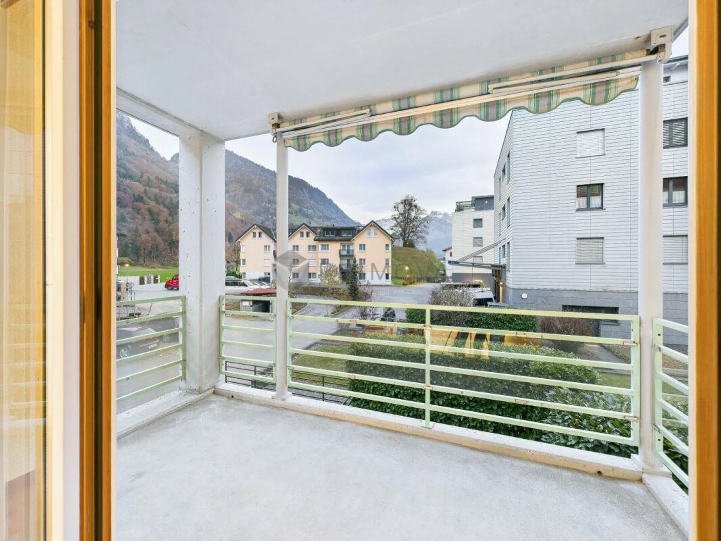 Light-flooded 4.5 room apartment with mountain view and charm - Photo 9 of 10