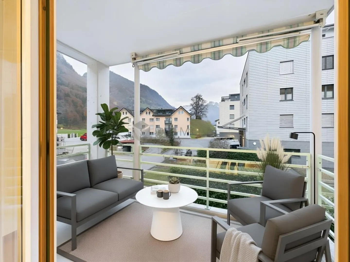 Light-flooded 4.5 room apartment with mountain view and charm - Photo 10 of 10