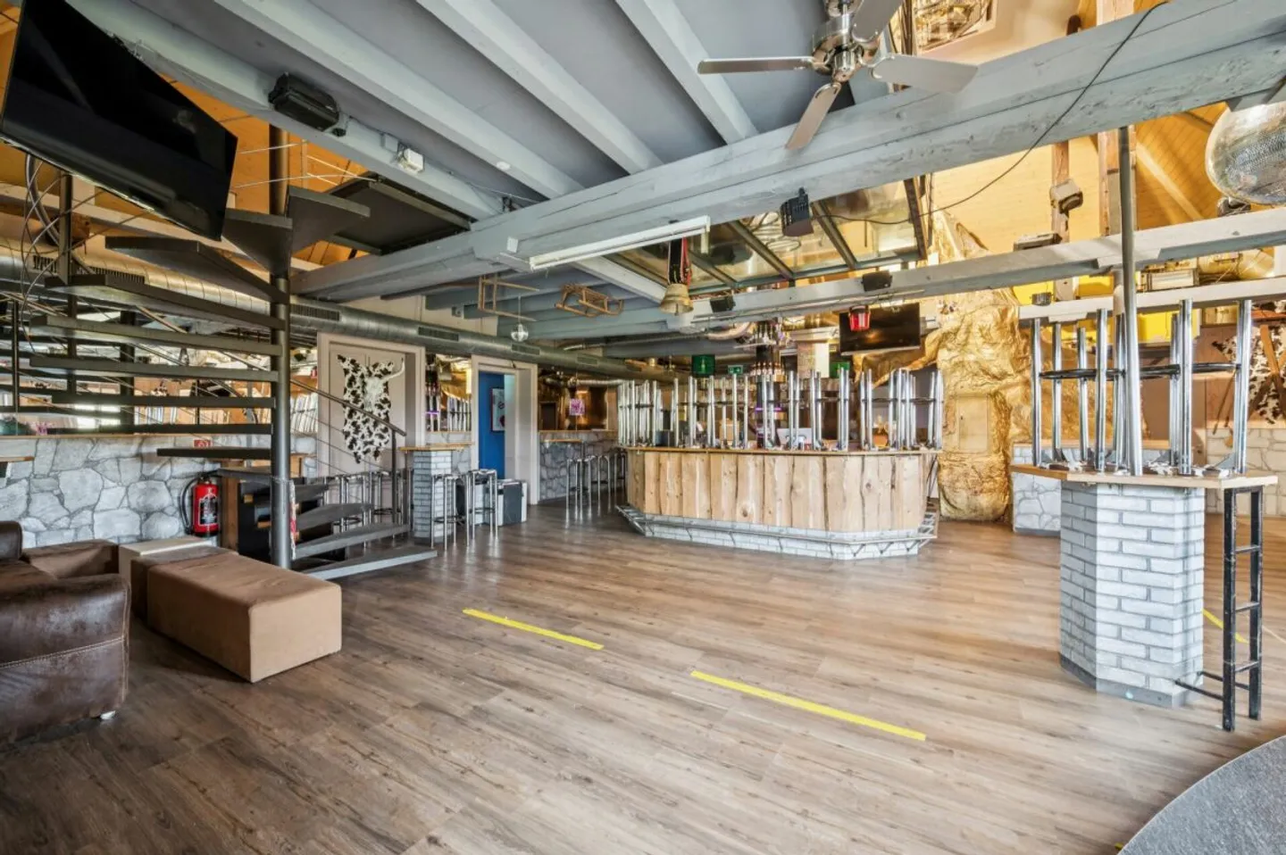 Hotel for sale - Photo 6 of 13