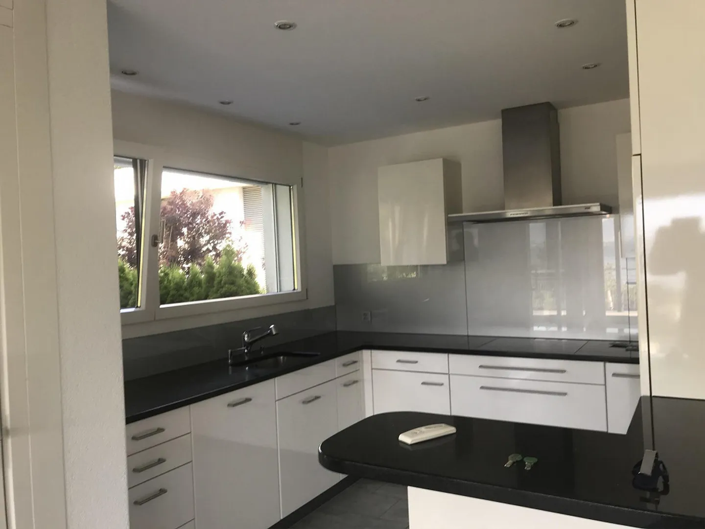 Exclusive 4.5 Room Apartment in Merlischachen - Photo 2 of 13