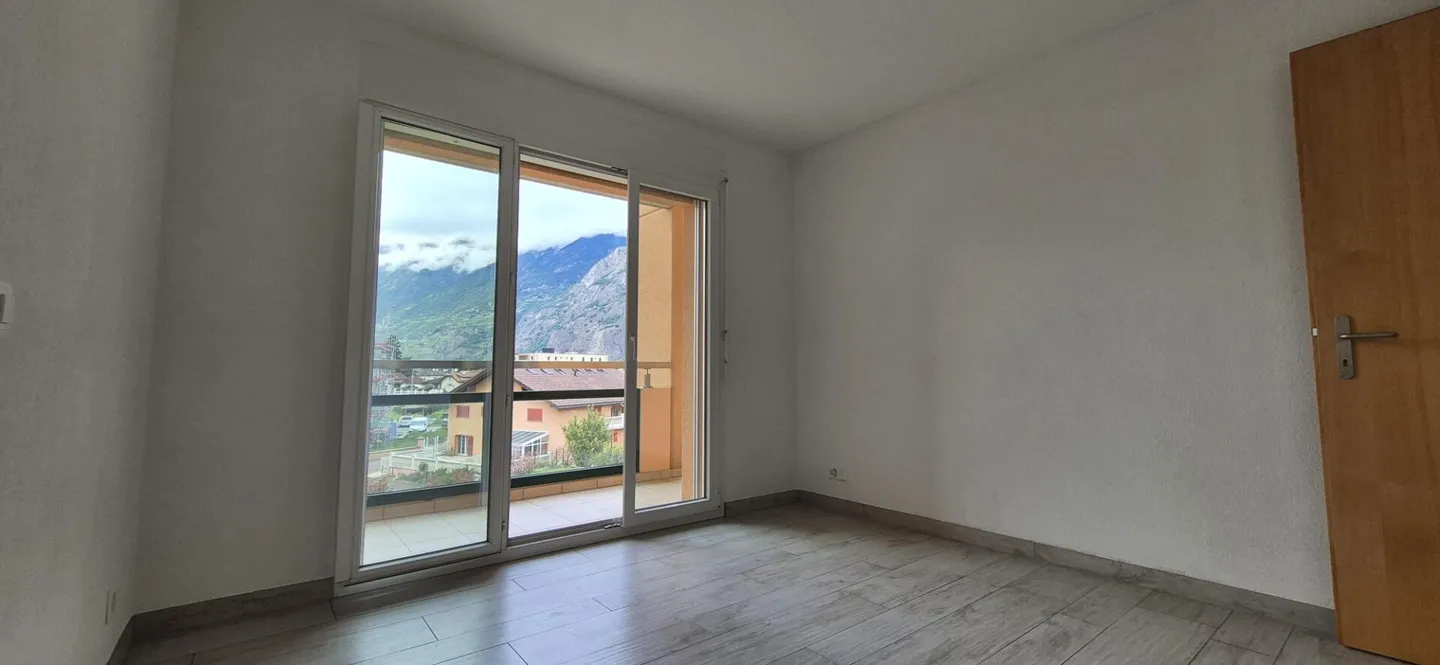 spazioso appartamento luminoso di 2,5 locali con due posti auto e loggia - Foto 2 di 7