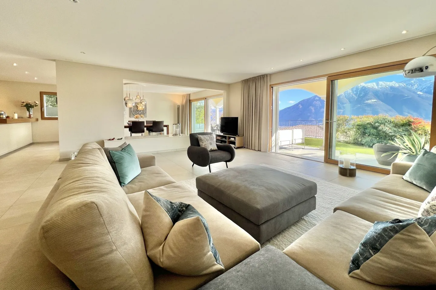 Elegante villa bifamiliare con vista lago a 180° e piscina esterna privata - Foto 3 di 47