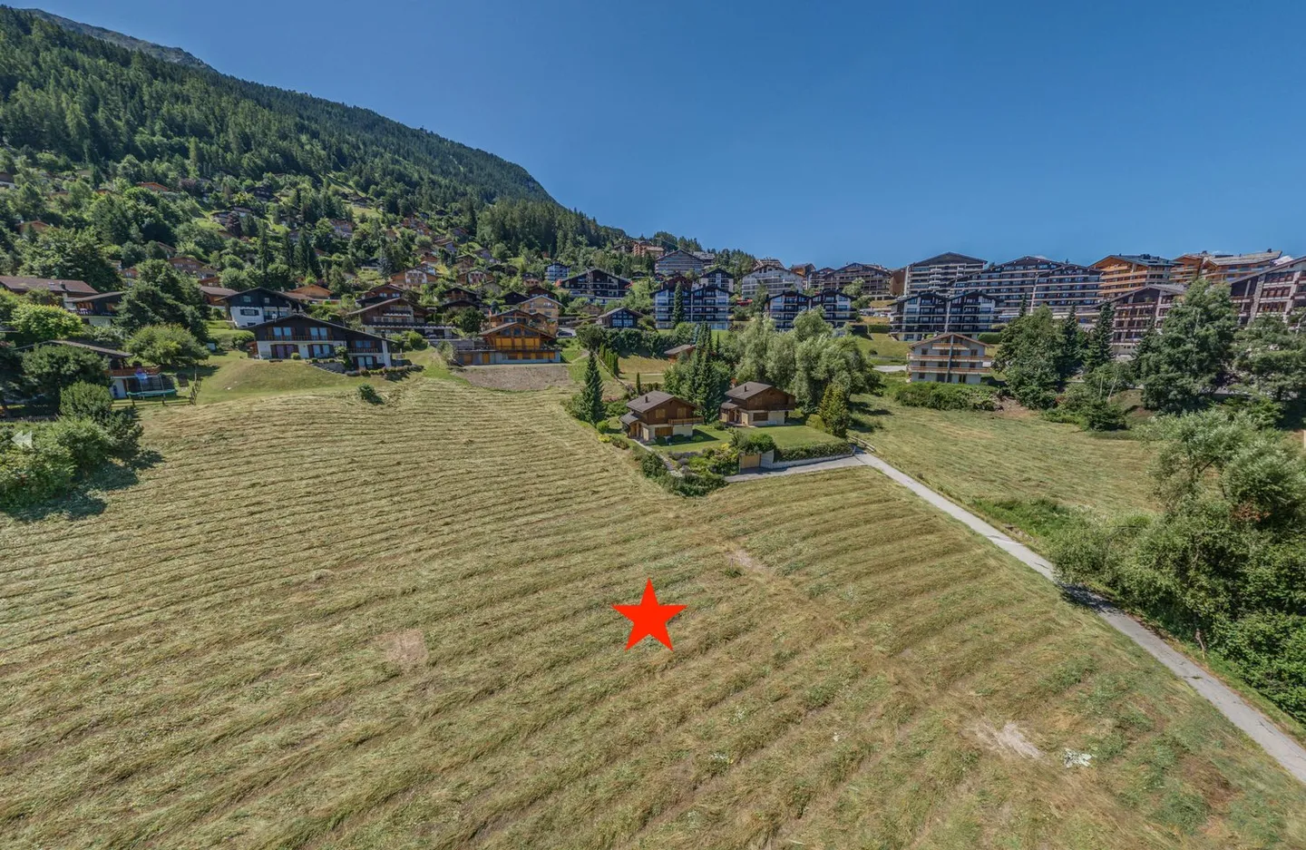 Building plot with developed infrastructure without brokerage contract in a residential area very close to the center of the station - Photo 1 of 9