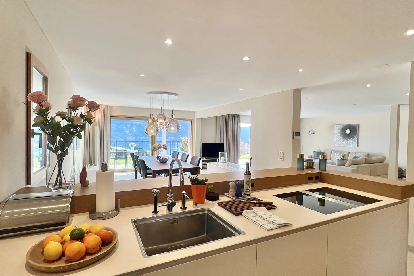 Elegante villa bifamiliare con vista lago a 180° e piscina esterna privata - Foto 8 di 47