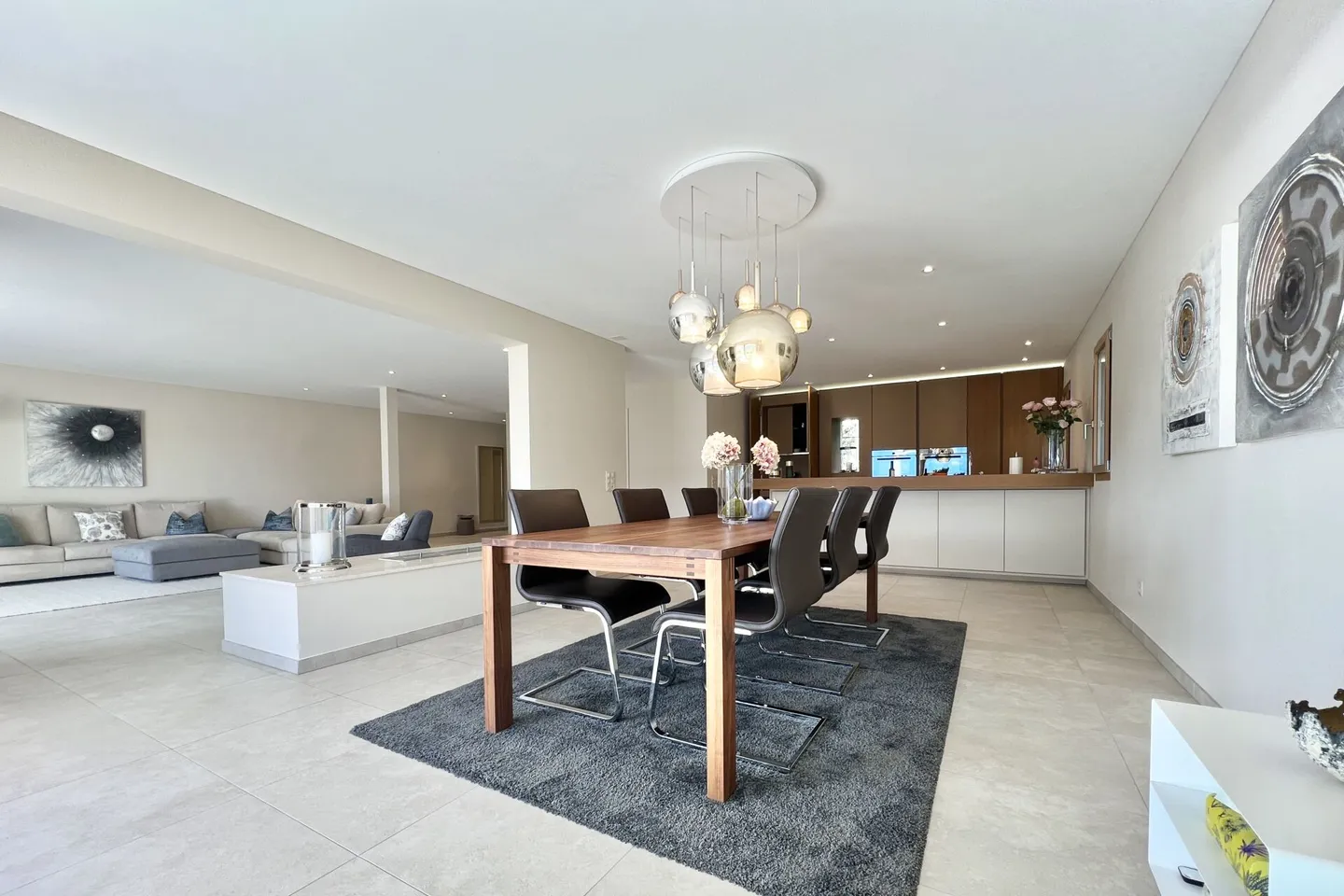 Elegante villa bifamiliare con vista lago a 180° e piscina esterna privata - Foto 9 di 47