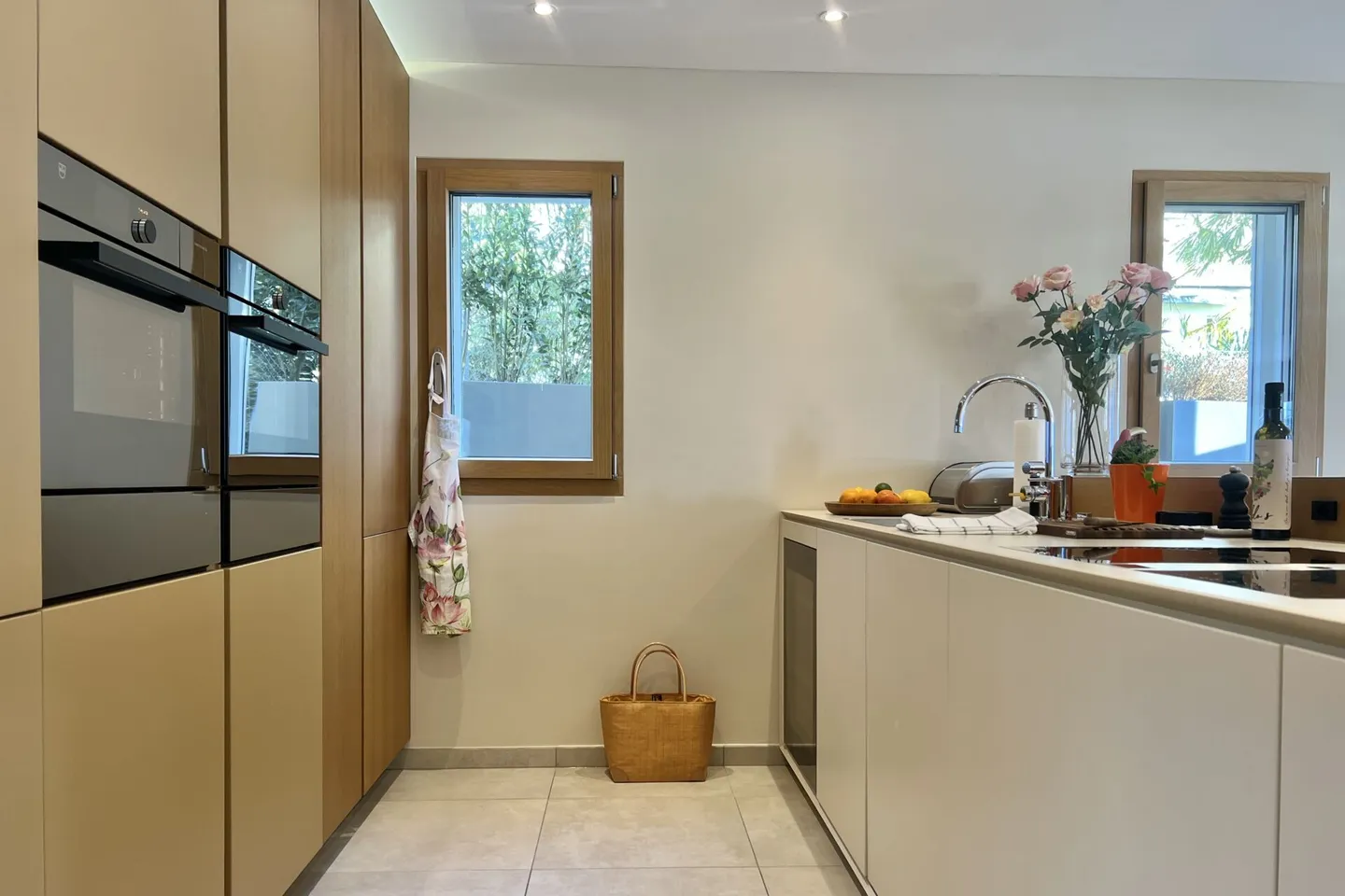 Elegante villa bifamiliare con vista lago a 180° e piscina esterna privata - Foto 7 di 47