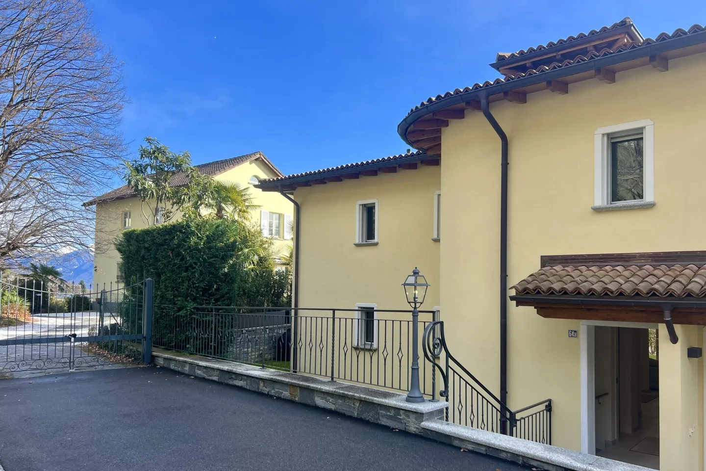 Elegante villa bifamiliare con vista lago a 180° e piscina esterna privata - Foto 12 di 47