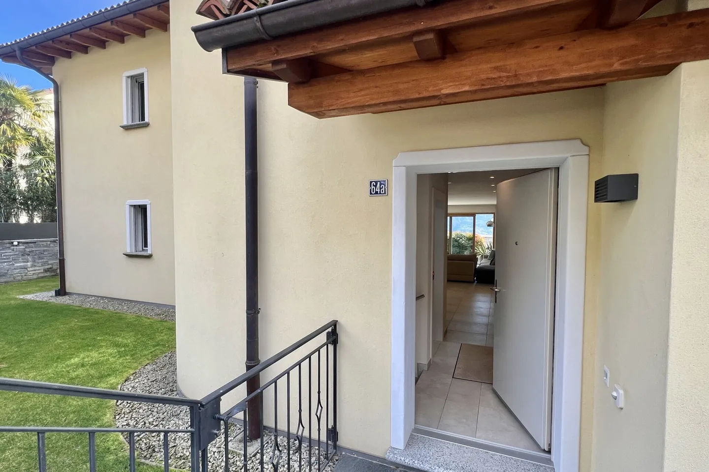 Elegante villa bifamiliare con vista lago a 180° e piscina esterna privata - Foto 13 di 47