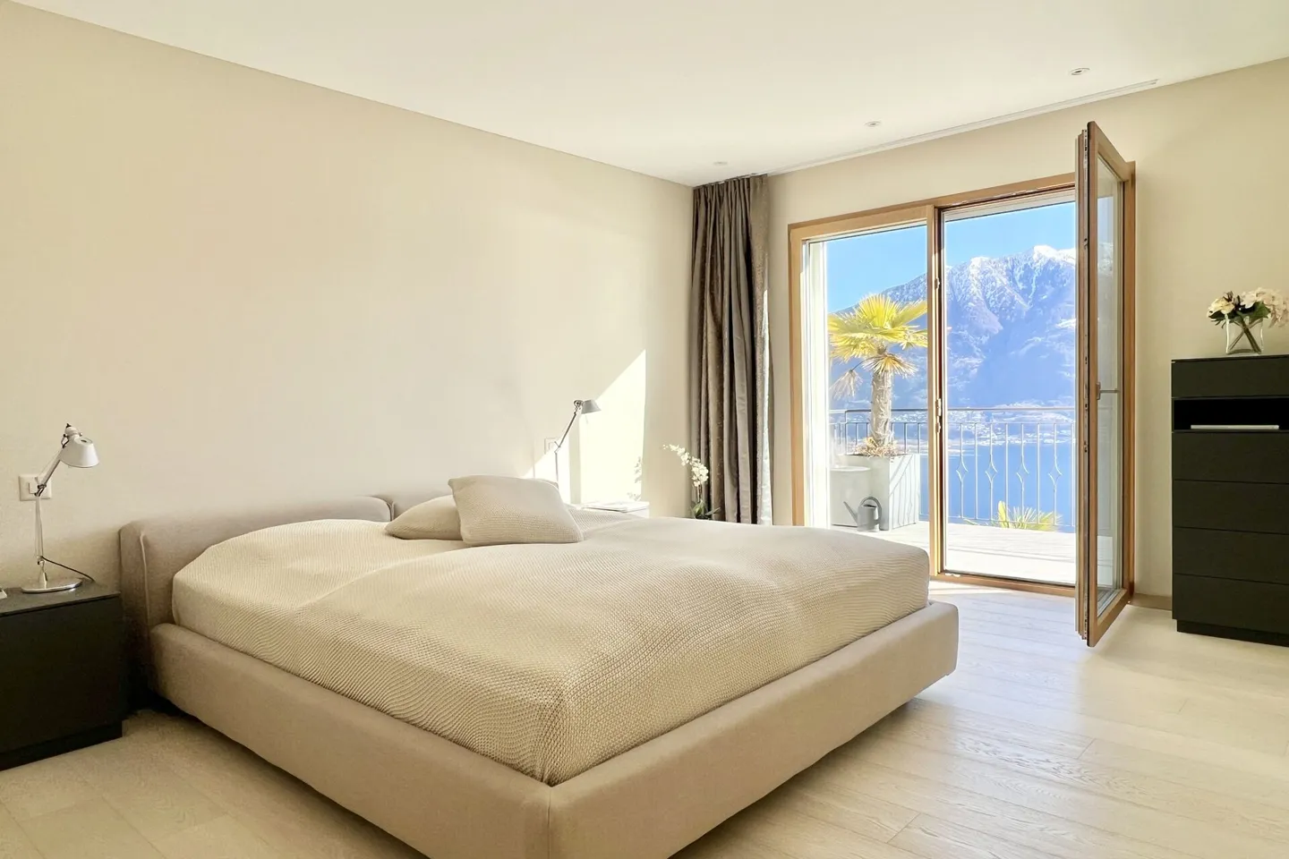 Elegante villa bifamiliare con vista lago a 180° e piscina esterna privata - Foto 16 di 47