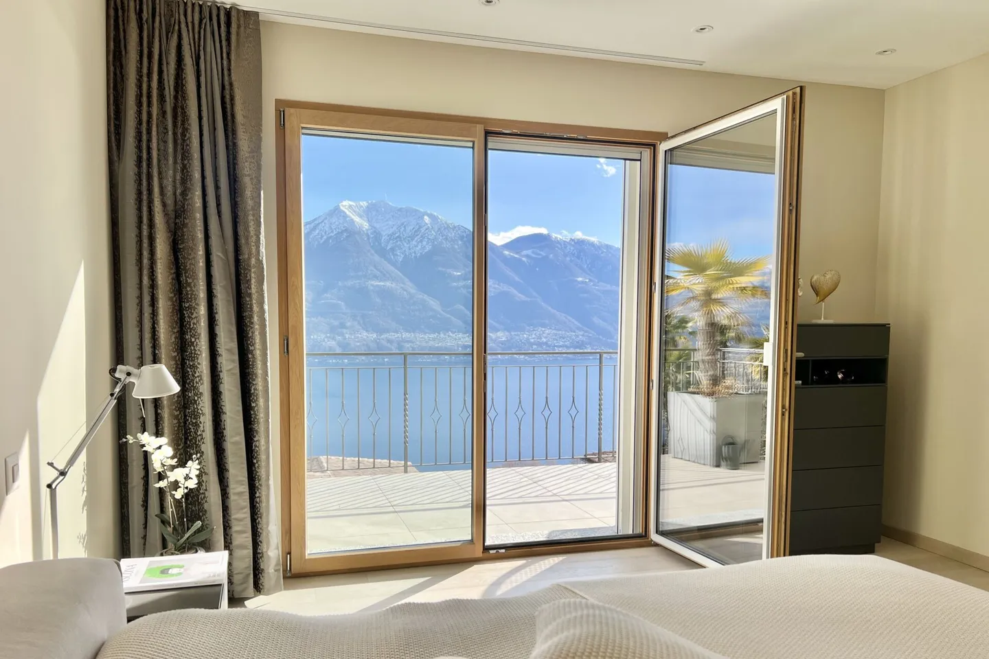 Elegante villa bifamiliare con vista lago a 180° e piscina esterna privata - Foto 17 di 47