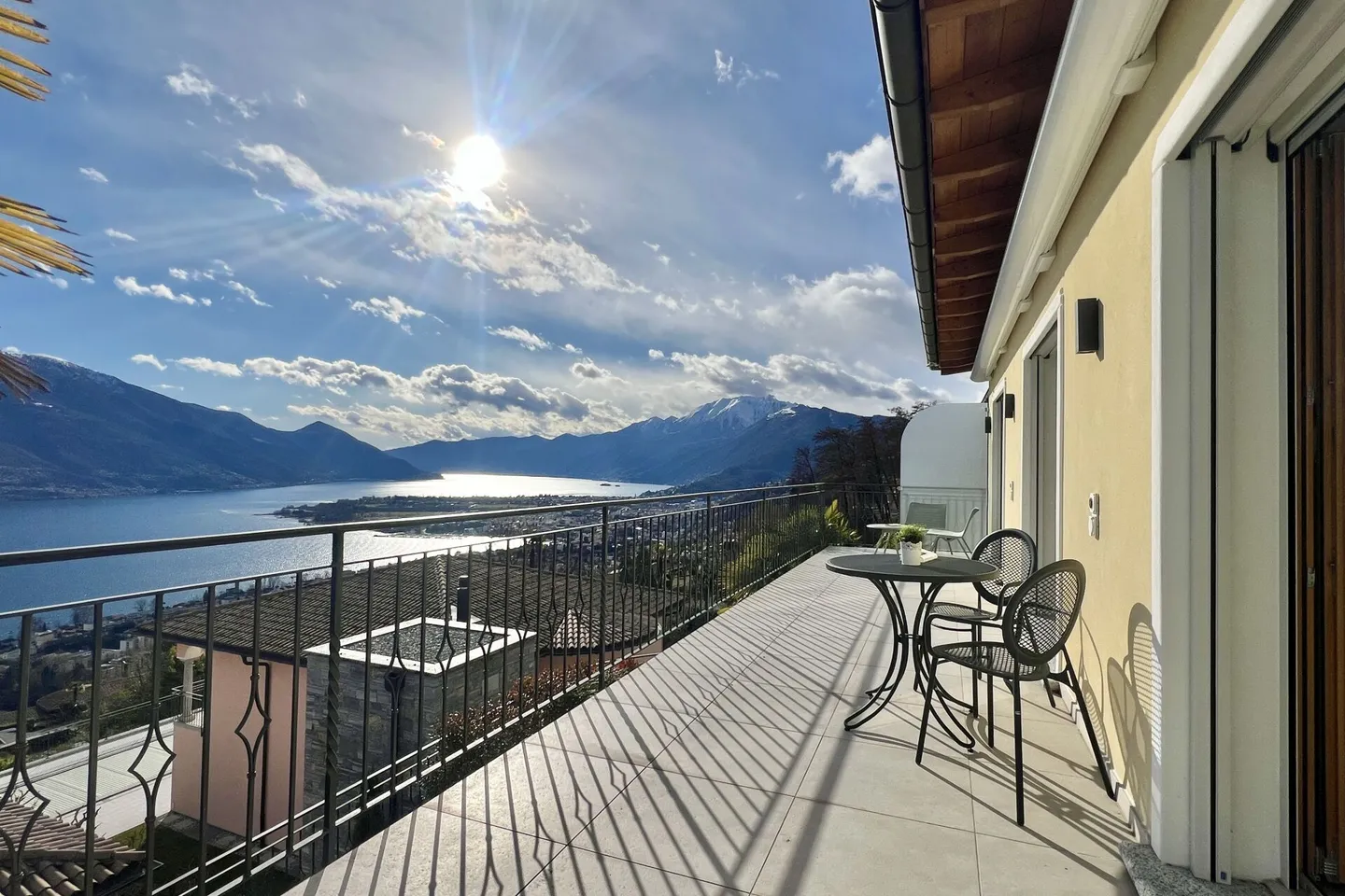 Elegante villa bifamiliare con vista lago a 180° e piscina esterna privata - Foto 18 di 47