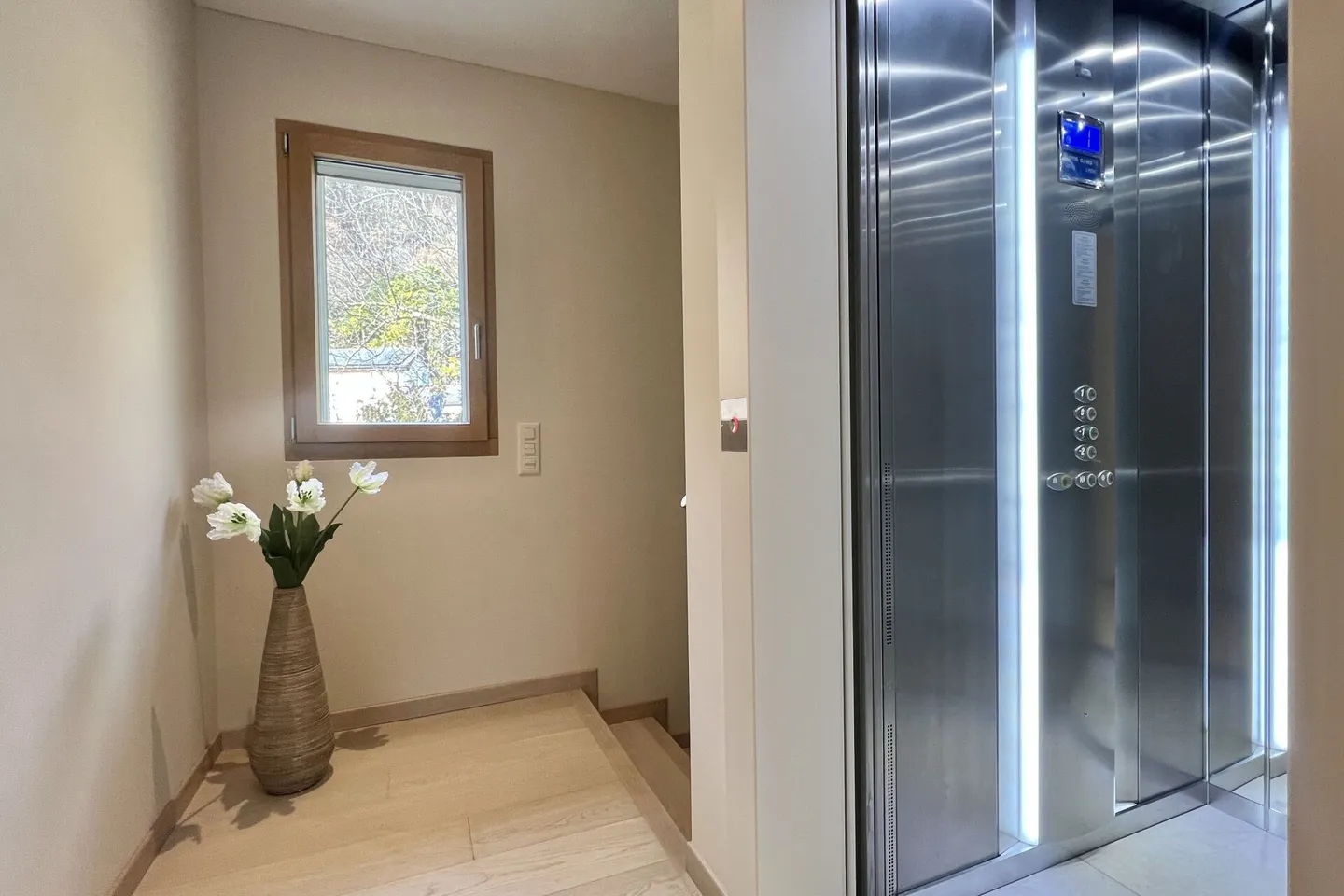 Elegante villa bifamiliare con vista lago a 180° e piscina esterna privata - Foto 14 di 47