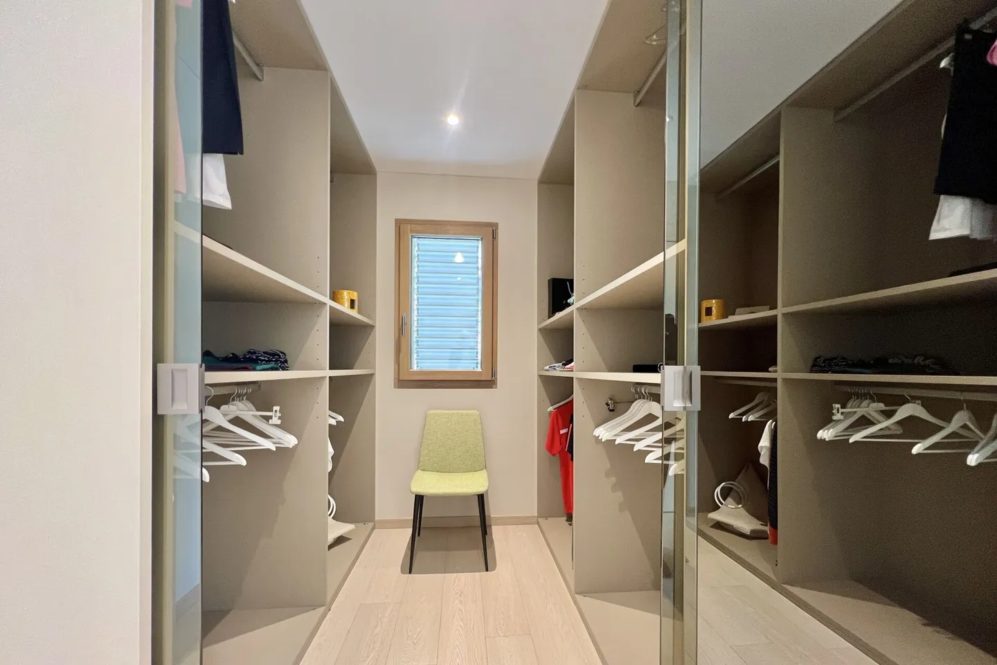Elegante villa bifamiliare con vista lago a 180° e piscina esterna privata - Foto 20 di 47