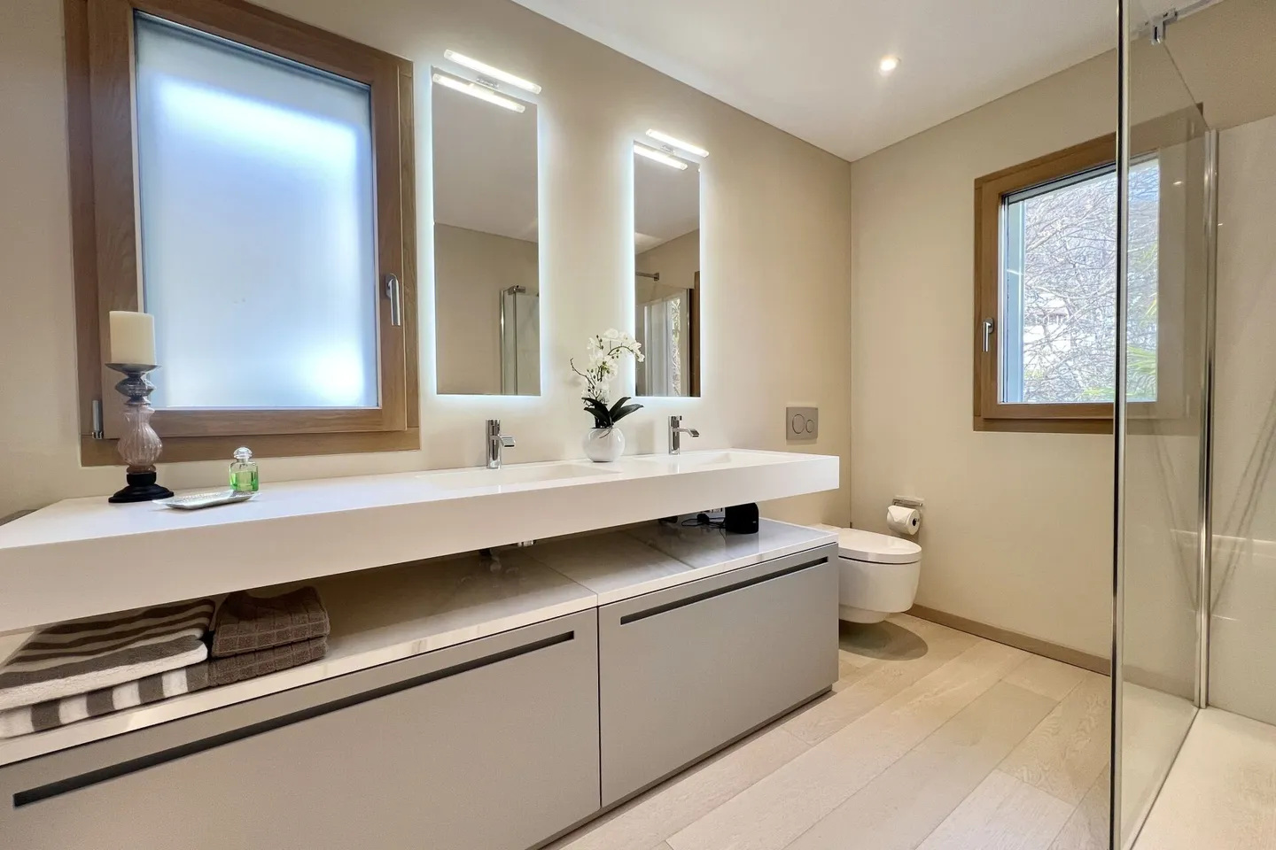Elegante villa bifamiliare con vista lago a 180° e piscina esterna privata - Foto 21 di 47