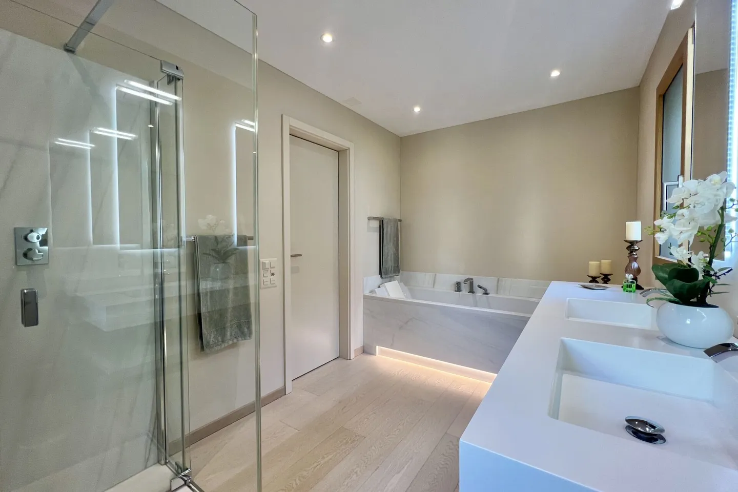 Elegante villa bifamiliare con vista lago a 180° e piscina esterna privata - Foto 22 di 47