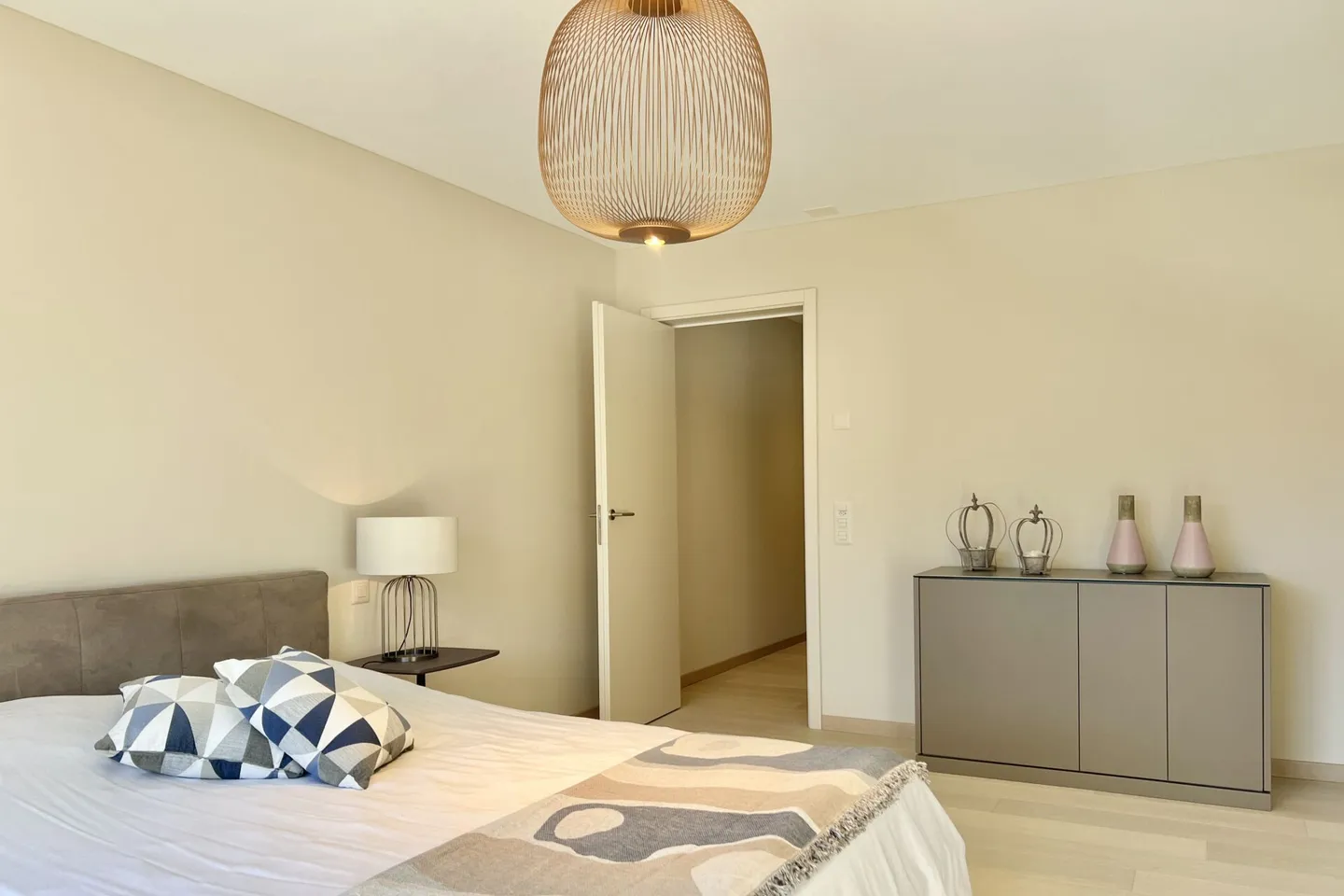 Elegante villa bifamiliare con vista lago a 180° e piscina esterna privata - Foto 23 di 47