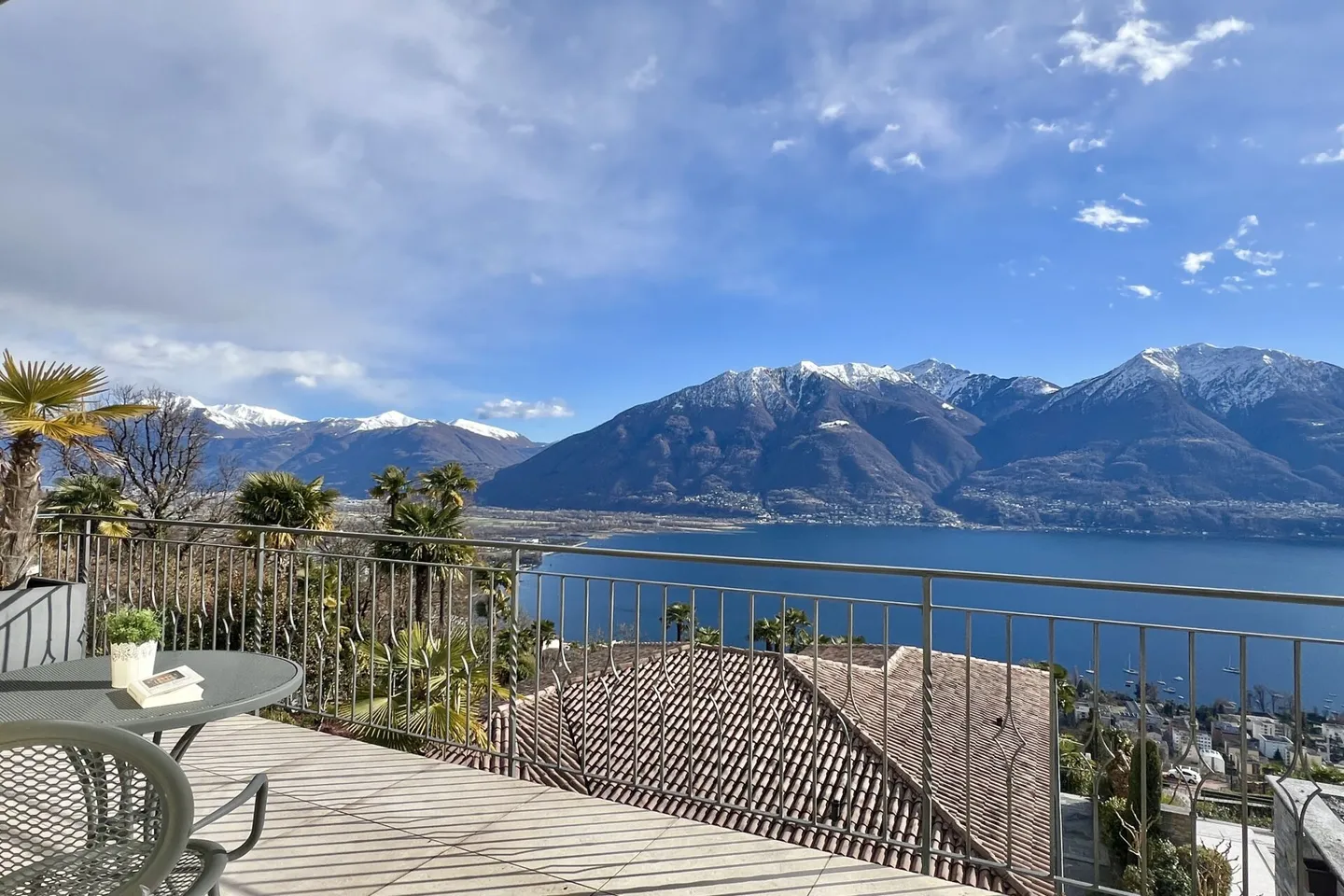 Elegante villa bifamiliare con vista lago a 180° e piscina esterna privata - Foto 25 di 47