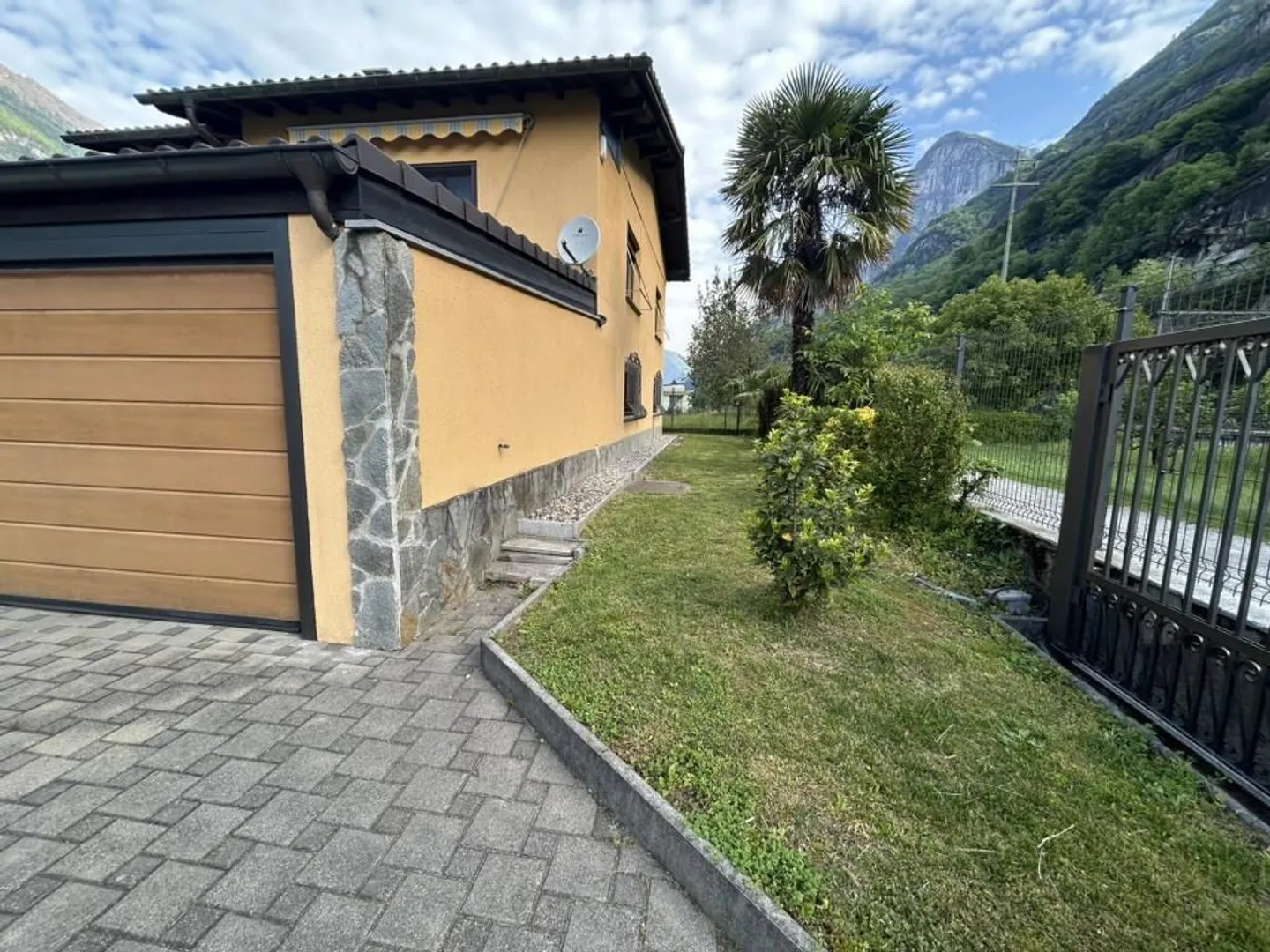 Bella casa di 6 stanze con grande giardino a Cresciano - Foto 9 di 9