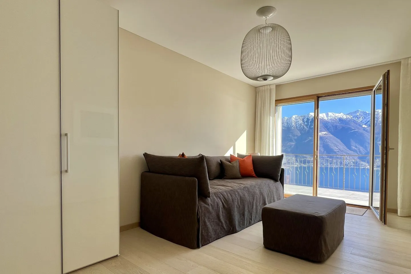 Elegante villa bifamiliare con vista lago a 180° e piscina esterna privata - Foto 26 di 47