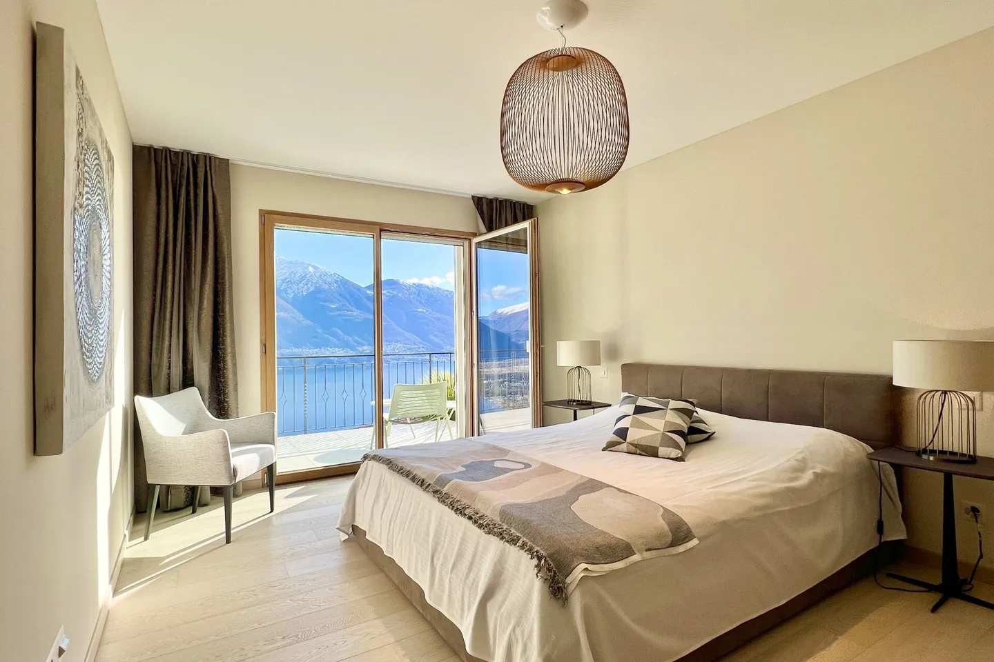 Elegante villa bifamiliare con vista lago a 180° e piscina esterna privata - Foto 24 di 47