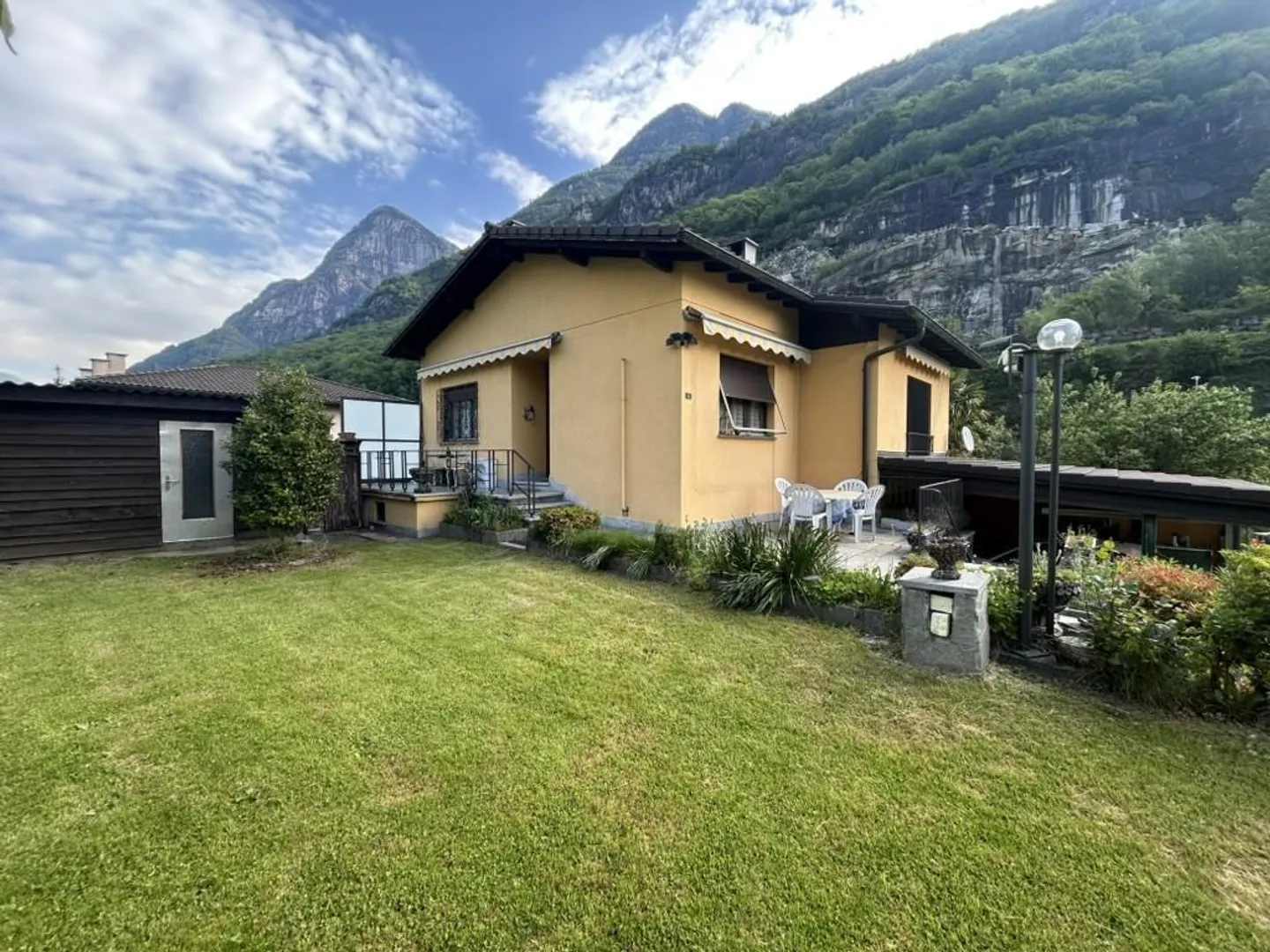 Bella casa di 6 stanze con grande giardino a Cresciano - Foto 1 di 9