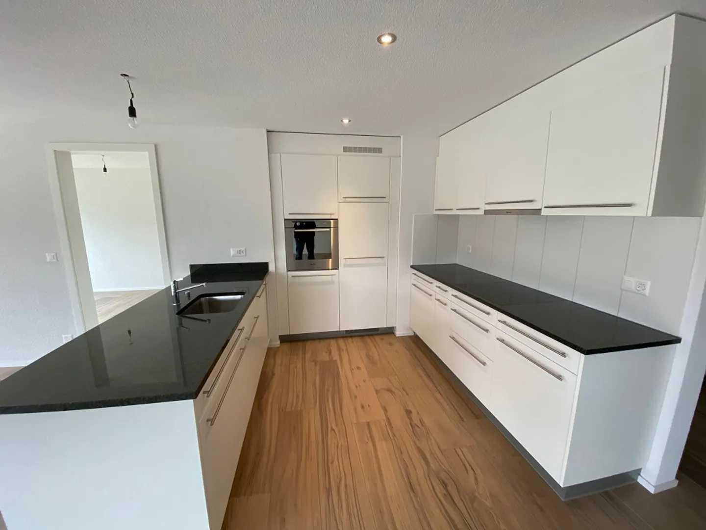 Ampio e moderno appartamento di 4,5 stanze al 1° piano, finiture interne di alta qualità - Foto 2 di 12