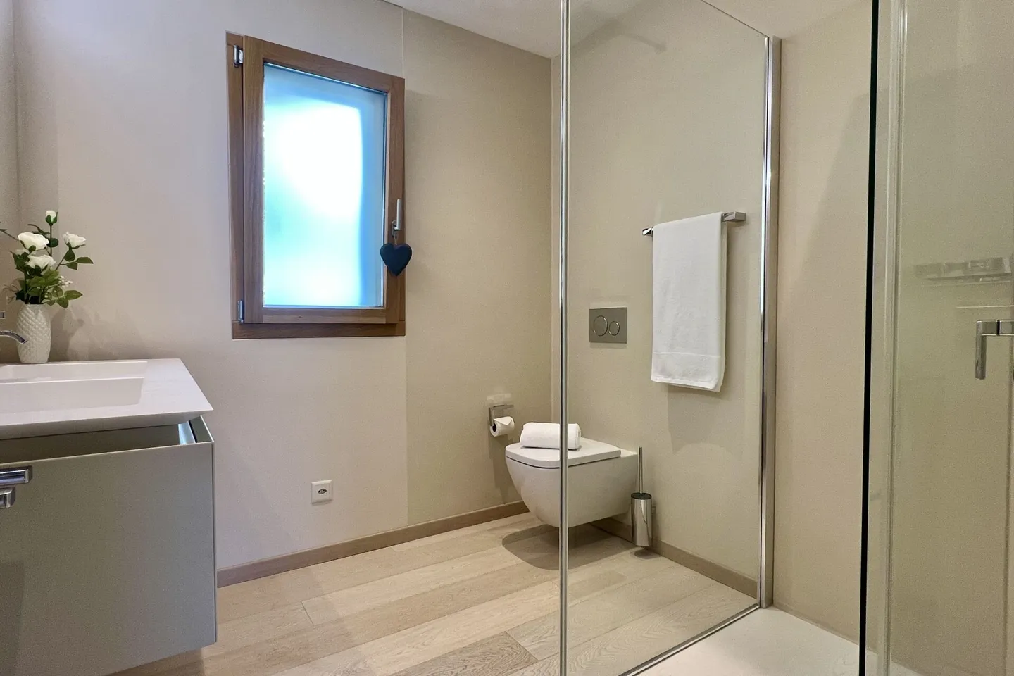 Elegante villa bifamiliare con vista lago a 180° e piscina esterna privata - Foto 28 di 47