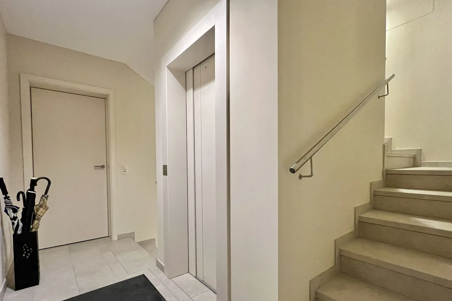 Elegante villa bifamiliare con vista lago a 180° e piscina esterna privata - Foto 30 di 47