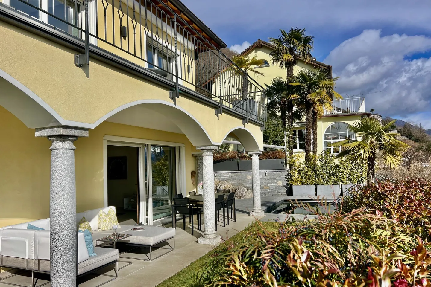 Elegante villa bifamiliare con vista lago a 180° e piscina esterna privata - Foto 35 di 47