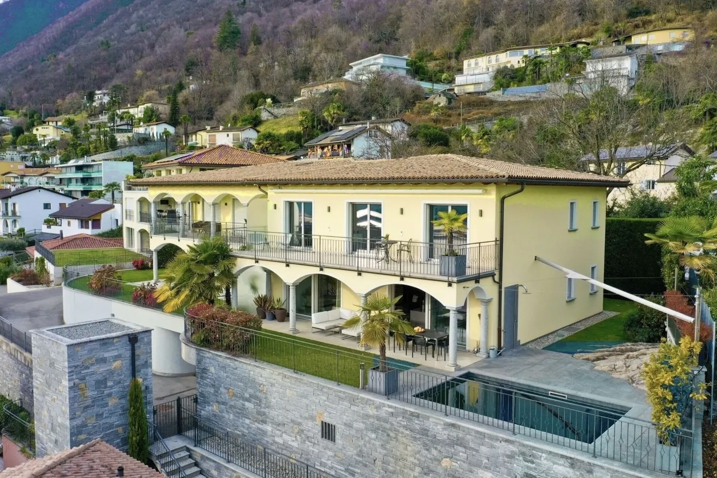 Elegante villa bifamiliare con vista lago a 180° e piscina esterna privata - Foto 36 di 47