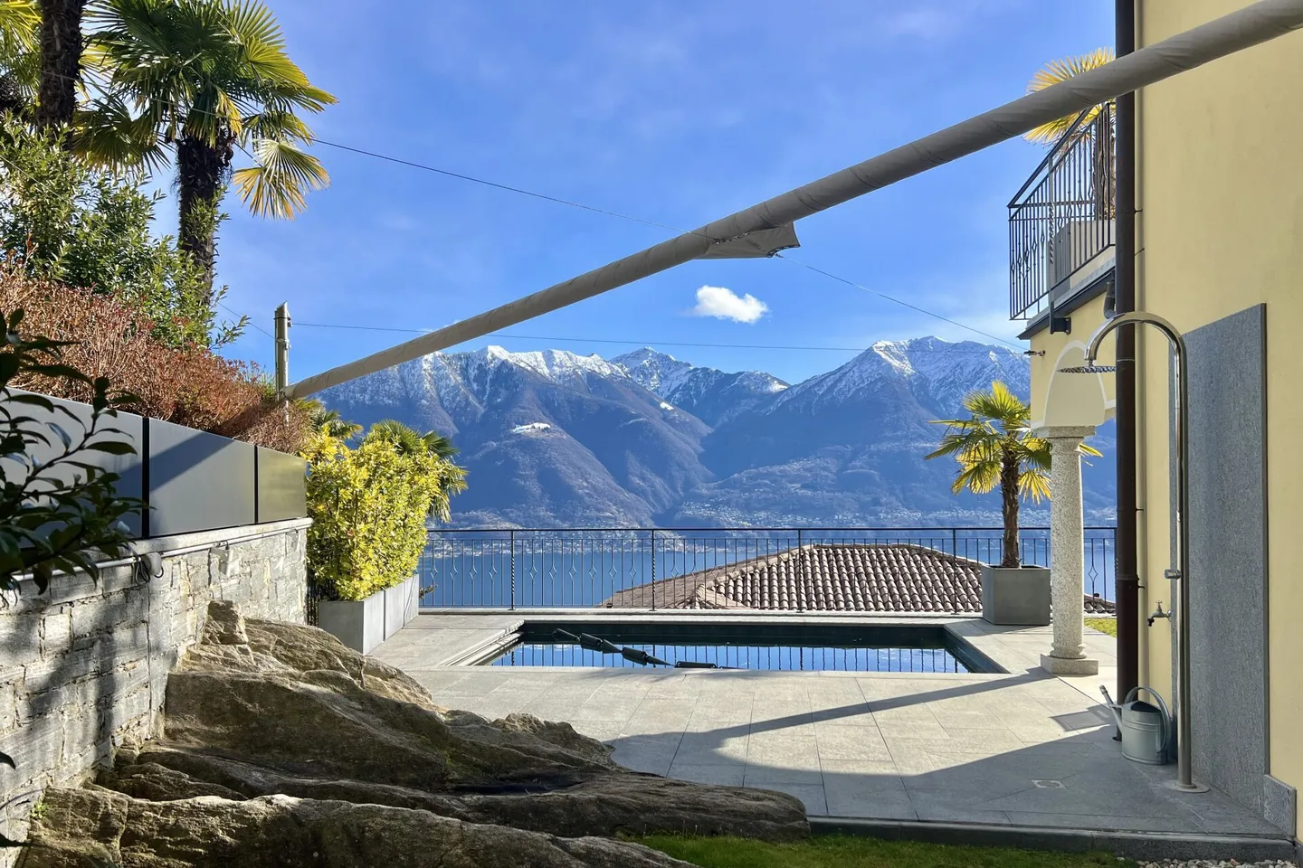 Elegante villa bifamiliare con vista lago a 180° e piscina esterna privata - Foto 38 di 47