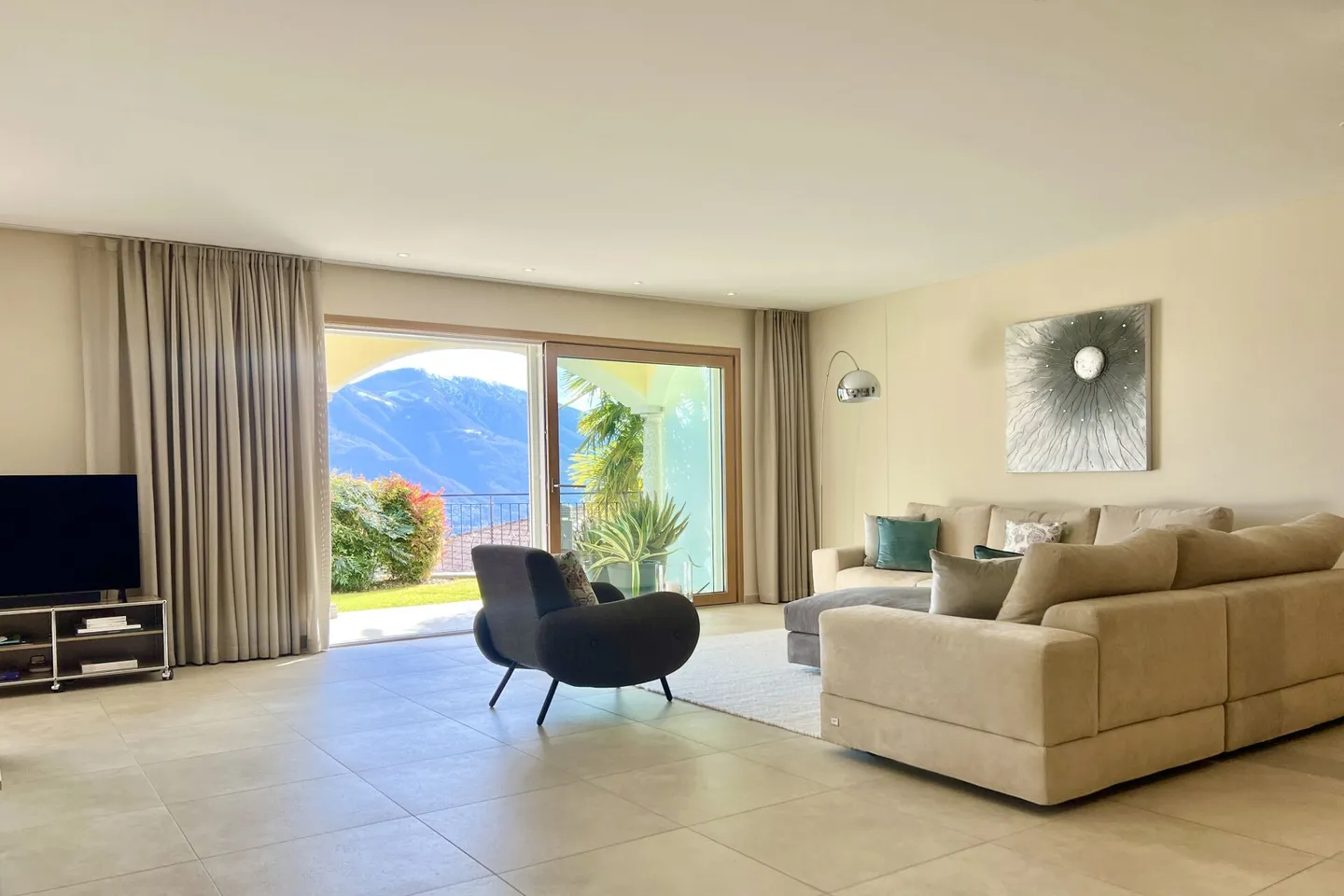 Elegante villa bifamiliare con vista lago a 180° e piscina esterna privata - Foto 31 di 47