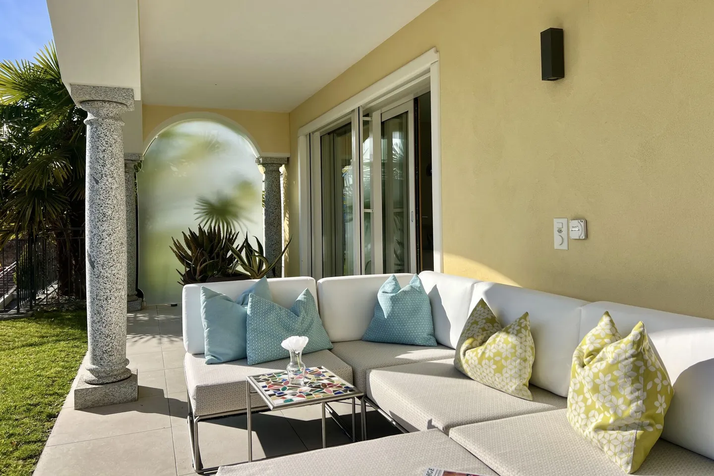Elegante villa bifamiliare con vista lago a 180° e piscina esterna privata - Foto 32 di 47