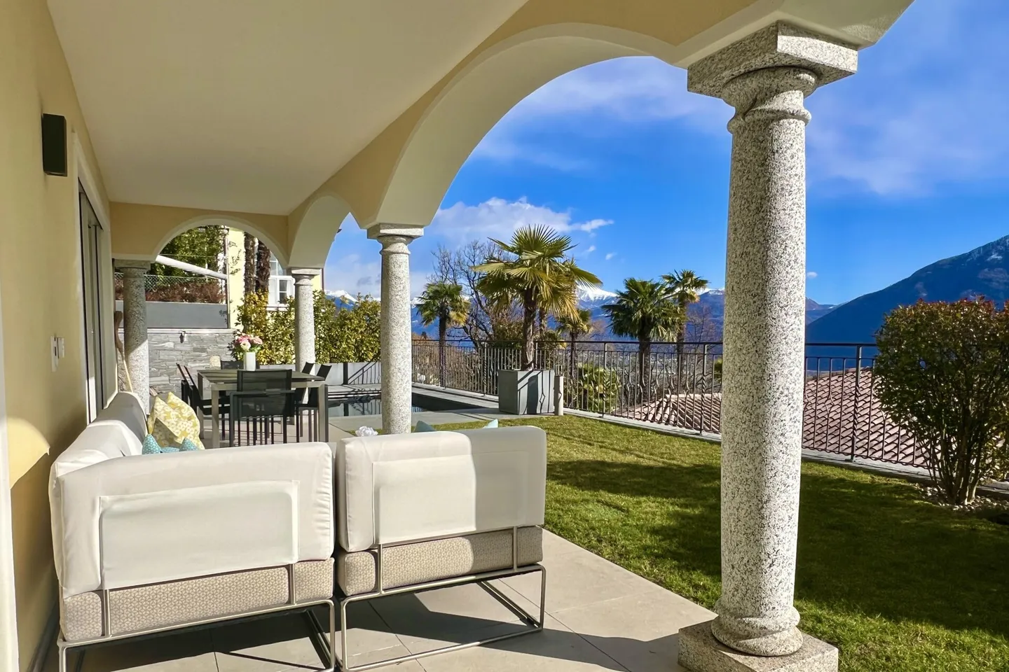 Elegante villa bifamiliare con vista lago a 180° e piscina esterna privata - Foto 33 di 47