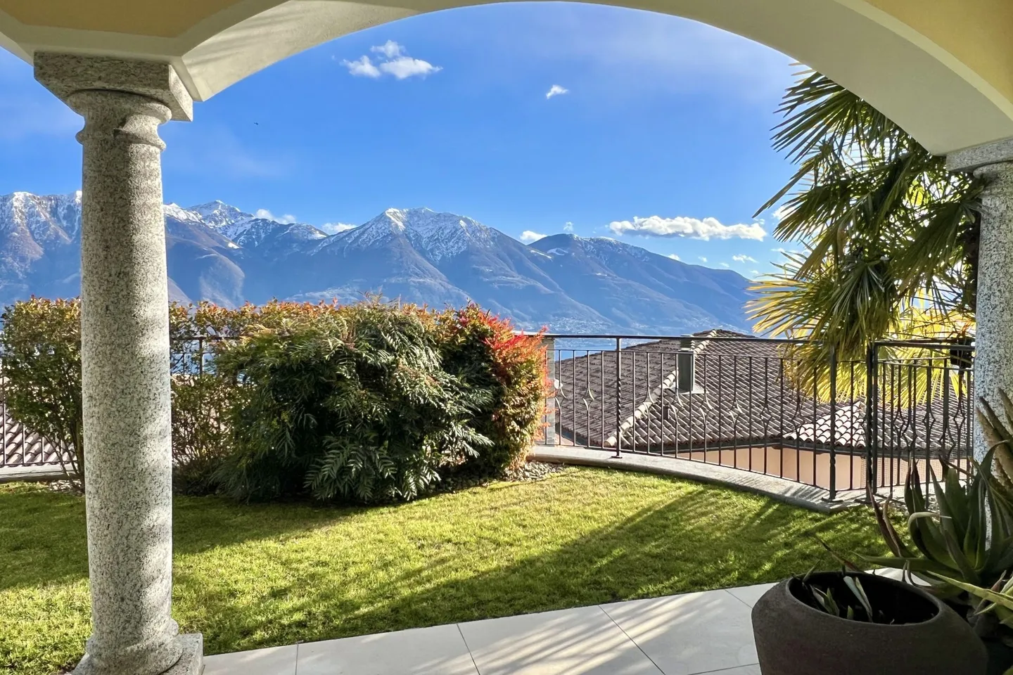 Elegante villa bifamiliare con vista lago a 180° e piscina esterna privata - Foto 34 di 47