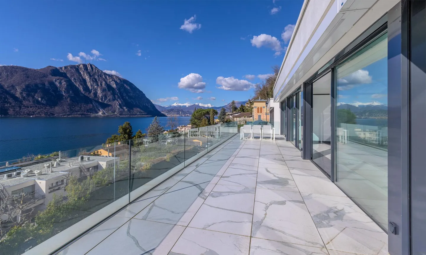 SUPERATTICO 4.5 WITH SPECTACULAR VIEW OF THE LAKE IN BISSONE - Photo 1 of 9