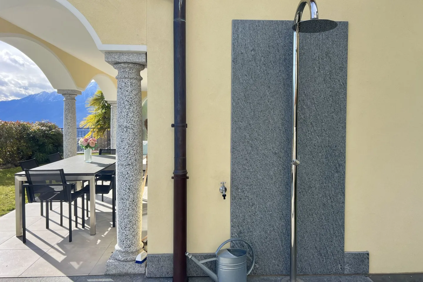 Elegante villa bifamiliare con vista lago a 180° e piscina esterna privata - Foto 39 di 47