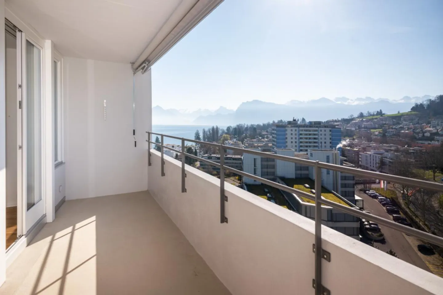 Wohnen mit Aussicht: 14 Etage, See und Berge zum Greifen nah - Foto 1 von 7